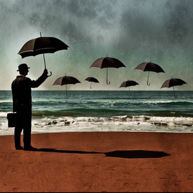 man valigia ombrelli